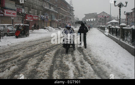 Srinagar, Cachemire sous administration indienne. 2 mars, 2015. Un Kashmirimotor biker essayer son vélo de fortes chutes de neige pendant la plus grande partie de la vallée du Cachemire a reçu de neige fraîche interrompre l'alimentation électrique, le trafic aérien et routier 294-km Srinagar-Jammu route nationale a été fermée à la circulation en raison de chutes de neige fraîche et des glissements de terrain.,Vallée du Cachemire a été aujourd'hui retranchée de reste du pays à la suite de la saison de neige plus lourde du Crédit : Sofi Suhail/Alamy Live News Banque D'Images