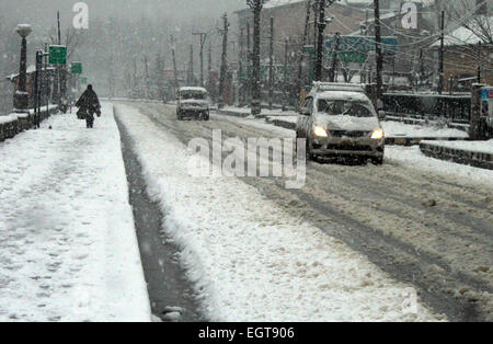 Srinagar, Cachemire sous administration indienne. 2 mars, 2015. vehiles playes sur les routes pendant les fortes chutes de neige la plus grande partie de la vallée du Cachemire a reçu de neige fraîche interrompre l'alimentation électrique, le trafic aérien et routier 294-km Srinagar-Jammu route nationale a été fermée à la circulation en raison de chutes de neige fraîche et des glissements de terrain.,Vallée du Cachemire a été aujourd'hui retranchée de reste du pays à la suite de la saison de neige plus lourde du Crédit : Sofi Suhail/Alamy Live News Banque D'Images