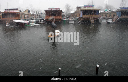 Srinagar, Cachemire sous administration indienne. 2 mars, 2015. Cachemiris lignes son bateau en bois au cours de fortes chutes de neige la plus grande partie de la vallée du Cachemire a reçu de neige fraîche interrompre l'alimentation électrique, le trafic aérien et routier 294-km Srinagar-Jammu route nationale a été fermée à la circulation en raison de chutes de neige fraîche et des glissements de terrain.,Vallée du Cachemire a été aujourd'hui retranchée de reste du pays à la suite de la saison de neige plus lourde du Crédit : Sofi Suhail/Alamy Live News Banque D'Images