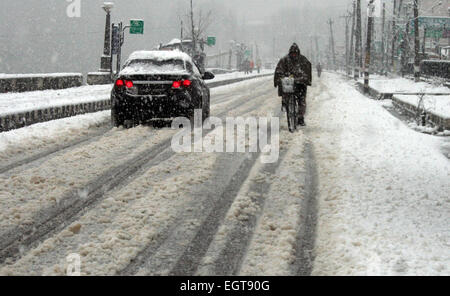 Srinagar, Cachemire sous administration indienne. 2 mars, 2015. Un homme Cachemire chevauche son vélo durant les fortes chutes de neige la plus grande partie de la vallée du Cachemire a reçu de neige fraîche interrompre l'alimentation électrique, le trafic aérien et routier 294-km Srinagar-Jammu route nationale a été fermée à la circulation en raison de chutes de neige fraîche et des glissements de terrain.,Vallée du Cachemire a été aujourd'hui retranchée de reste du pays à la suite de la saison de neige plus lourde du Crédit : Sofi Suhail/Alamy Live News Banque D'Images