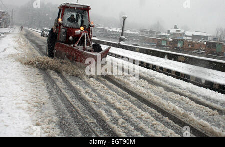 Srinagar, Cachemire sous administration indienne. 2 mars, 2015. Un employé du Cachemire goverenment efface neige avec véhicule turbo fraise La plupart des régions de la vallée du Cachemire a reçu de neige fraîche interrompre l'alimentation électrique, le trafic aérien et routier 294-km Srinagar-Jammu route nationale a été fermée à la circulation en raison de chutes de neige fraîche et des glissements de terrain.,Vallée du Cachemire a été aujourd'hui retranchée de reste du pays à la suite de la saison de neige plus lourde du Crédit : Sofi Suhail/Alamy Live News Banque D'Images