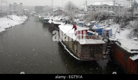 Srinagar, Cachemire sous administration indienne. 2 mars, 2015. Un homme Cachemire supprime la neige du toit de sa maison bateau la plupart des régions de la vallée du Cachemire a reçu de neige fraîche interrompre l'alimentation électrique, le trafic aérien et routier 294-km Srinagar-Jammu route nationale a été fermée à la circulation en raison de chutes de neige fraîche et des glissements de terrain.,Vallée du Cachemire a été aujourd'hui retranchée de reste du pays à la suite de la saison de neige plus lourde du Crédit : Sofi Suhail/Alamy Live News Banque D'Images