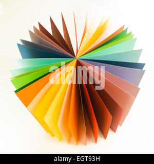 Origami Papier de couleur disposés en cercle éventail sur fond blanc Banque D'Images