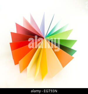 Vue de dessus du papier origami colorés disposés en cercle éventail sur fond blanc Banque D'Images