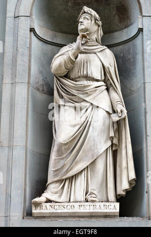 Une statue du 19c du poète et érudit humaniste Pétrarque du 14c devant la Galerie des Offices (Galleria degli Uffizi), Florence, Toscane, Italie Banque D'Images