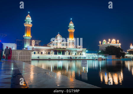 Les minarets de la Golden Temple illuminé au crépuscule, à Amritsar, Inde Banque D'Images