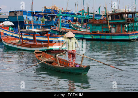 Vietnamienne dans une chaloupe, l'île de Phu Quoc, Vietnam, Asie, Asie du sud-est Banque D'Images