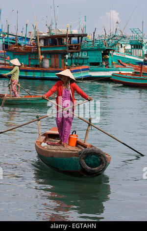 Vietnamienne dans une chaloupe, l'île de Phu Quoc, Vietnam, Asie, Asie du sud-est Banque D'Images