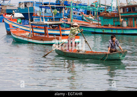 Vietnamienne dans une chaloupe, l'île de Phu Quoc, Vietnam, Asie, Asie du sud-est Banque D'Images