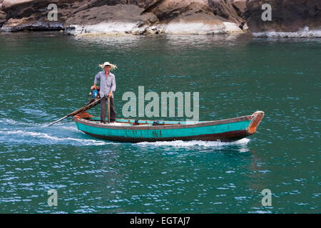 Vietnamienne dans une chaloupe, l'île de Phu Quoc, Vietnam, Asie, Asie du sud-est Banque D'Images