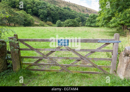 Ferme avec une salle pas d'entrée panneau interdisant l'accès à la terre, Derbyshire, parc national de Peak District, England, UK Banque D'Images