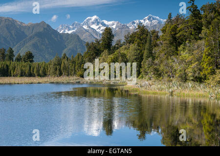 Lac Matheson, Mont Cook, à droite, et Mont Dampier, Alpes du Sud, côte ouest, île du Sud, Nouvelle-Zélande. Banque D'Images