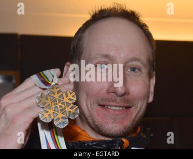 Prague, République tchèque. 2e Mar, 2015. La République Tchèque Lukas Bauer pose avec ses hommes, 50 km départ groupé médaille d'argent de la compétition Championnats du Monde de ski nordique à Falun, Suède, après son retour à Prague, en République tchèque, le lundi, 2 mars, 2015. © Michal Dolezal/CTK Photo/Alamy Live News Banque D'Images