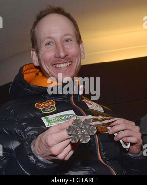 Prague, République tchèque. 2e Mar, 2015. La République Tchèque Lukas Bauer pose avec ses hommes, 50 km départ groupé médaille d'argent de la compétition Championnats du Monde de ski nordique à Falun, Suède, après son retour à Prague, en République tchèque, le lundi, 2 mars, 2015. © Michal Dolezal/CTK Photo/Alamy Live News Banque D'Images