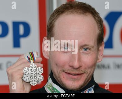 Prague, République tchèque. 2e Mar, 2015. La République Tchèque Lukas Bauer pose avec ses hommes, 50 km départ groupé médaille d'argent de la compétition Championnats du Monde de ski nordique à Falun, Suède, après son retour à Prague, en République tchèque, le lundi, 2 mars, 2015. © Michal Dolezal/CTK Photo/Alamy Live News Banque D'Images