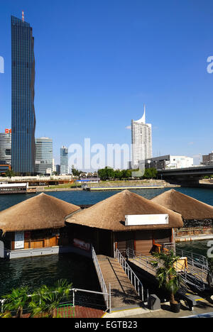 Le Centre international de Vienne (CIV), sur le Danube, c'est le campus et l'immeuble hébergeant l'Office des Nations Unies à Vienne. Familièrement, également connu sous le nom de UNO City, le VIC n'est qu'une partie de celui-ci. L'autre est l'Austria Center Vienna. Le VIC, conçu par l'architecte autrichien Johann Staber, a été construit entre 1973 et 1979 juste au nord du Danube. Le Vic est une zone extraterritoriale, exempt de la juridiction de droit local. Boîtes de premiers plans sur la rivière. Banque D'Images