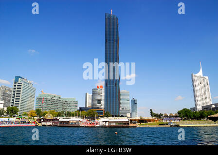Le Centre international de Vienne (CIV) sur le Danube,c'est le campus et l'immeuble hébergeant l'Office des Nations Unies à Vienne. Familièrement, également connu sous le nom de UNO City, le VIC n'est qu'une partie de celui-ci. L'autre est l'Austria Center Vienna. Le VIC, conçu par l'architecte autrichien Johann Staber, a été construit entre 1973 et 1979 juste au nord du Danube. Le Vic est une zone extraterritoriale, exempt de la juridiction de droit local. Banque D'Images