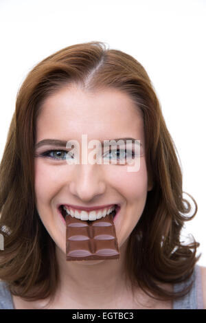 Happy woman croquer dans une tablette de chocolat Banque D'Images