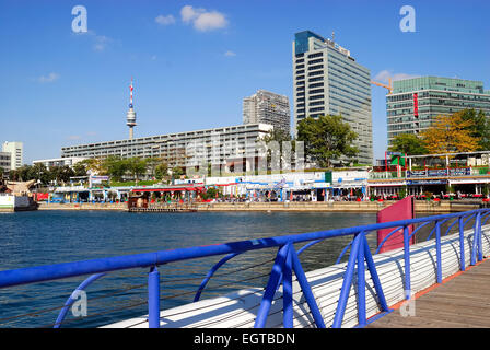 Le Centre international de Vienne (CIV) sur le Danube, c'est le campus et l'immeuble hébergeant l'Office des Nations Unies à Vienne. Familièrement, également connu sous le nom de UNO City, le VIC n'est qu'une partie de celui-ci. L'autre est l'Austria Center Vienna. Le VIC, conçu par l'architecte autrichien Johann Staber, a été construit entre 1973 et 1979 juste au nord du Danube. Le Vic est une zone extraterritoriale, exempt de la juridiction de droit local. . Boîtes de premiers plans sur la rivière et la passerelle piétonne. Banque D'Images