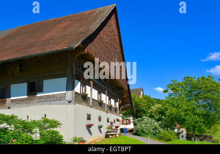 Schwarzwald, Bade-Wurtemberg, Glottertal, Hochschwarzwald mit Kirche, voyageurs, Banque D'Images