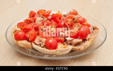 Pain séché appelé freselle avec du thon et des tomates sur la table en bois Banque D'Images