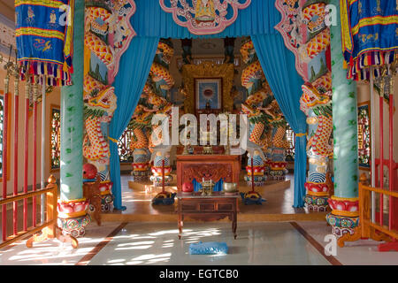 Portique et l'autel dans le sanctuaire du Temple de Cao Dai, Tay Ninh, Vietnam, Asie Banque D'Images