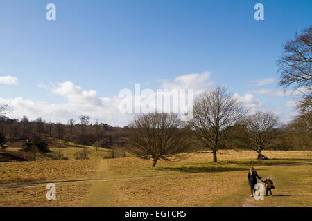 La mère et le fils de marcher dans les jardins de Knole House en hiver dans le Kent Banque D'Images