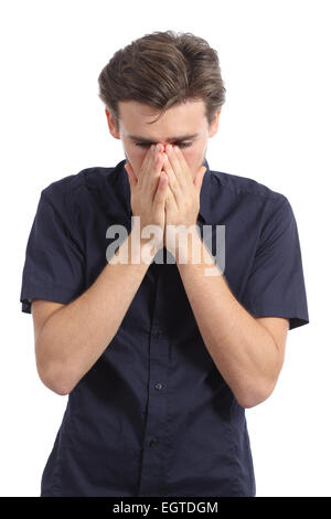 Honte ou peur homme couvrant la bouche avec ses mains isolé sur fond blanc Banque D'Images