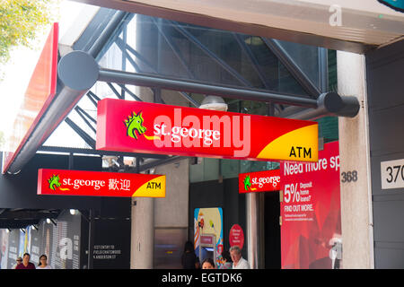 Succursale de la banque St george à Chatswood, Sydney, NSW, Australie avec le logo de la banque et le signe pour guichet automatique Banque D'Images