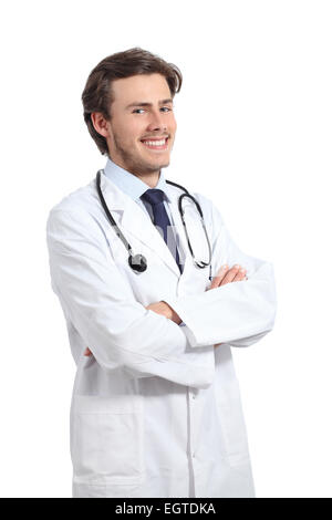 Les jeunes professionnels médecin homme posant avec un sourire confiant les bras croisés isolé sur fond blanc Banque D'Images