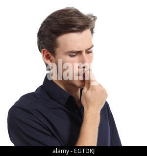 Jeune homme stressé ou inquiet biting nails isolé sur fond blanc Banque D'Images