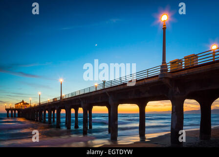 Le Manhattan Beach Pier est un quai situé à Manhattan Beach, en Californie, sur la côte de l'océan Pacifique. Banque D'Images