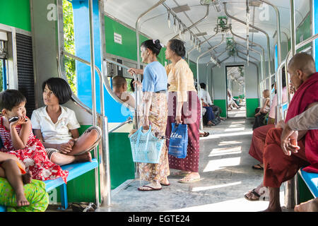 Moteur de train, les voitures, les navetteurs pris sur un cercle de 3 heures de train à travers Yangon Yangon et banlieue,Rangoon, Birmanie, Myanmar, Banque D'Images