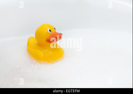 Mignon canard en caoutchouc mousse flottant dans l'espace isolé avec l'exemplaire Banque D'Images