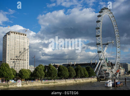 Le London Eye, la grande roue du millénaire Banque D'Images