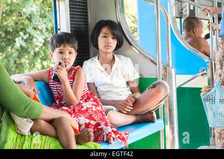 Moteur de train, les voitures, les navetteurs pris sur un cercle de 3 heures de train à travers Yangon Yangon et banlieue,Rangoon, Birmanie, Myanmar, Banque D'Images