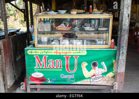 Au café local, déjeuner restaurant une annonce publicitaire pour l'homme,céréales U trouvés dans la banlieue de Yangon, Birmanie Myanmar Rangoon,,, Banque D'Images