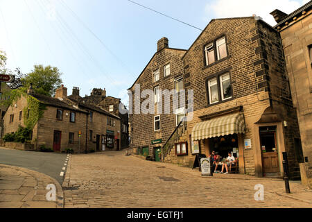 Café sur la rue principale, Heptonstall, West Yorkshire, England, UK Banque D'Images