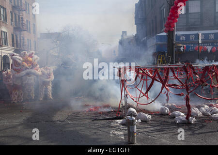 Rue devient enveloppé de fumée pendant le pétard cérémonie le Nouvel An chinois dans le quartier chinois de Brooklyn, New York. Les chinois de Chinatown/le quartier de Sunset Park, Brooklyn, NY célébrer le Nouvel An chinois avec un défilé et un festival réunissant dans l'année de la Chèvre, 2015 Banque D'Images