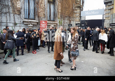 MILAN - 26 février : personnes en attente avant Max Mara show Milan Fashion Week Day 2, Automne/Hiver 2015-2016 street style ? Banque D'Images