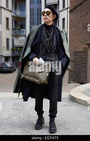 Homme pose pour les photographes avant de Max Mara show Milan Fashion Week Day 2, Automne/Hiver 2015-2016 street style ? Banque D'Images