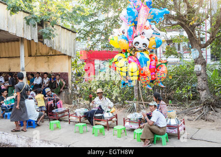 Moteur de train, les voitures, les navetteurs pris sur un cercle de 3 heures de train à travers Yangon Yangon et banlieue,Rangoon, Birmanie, Myanmar, Banque D'Images