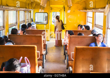 Moteur de train, les voitures, les navetteurs pris sur un cercle de 3 heures de train à travers Yangon Yangon et banlieue,Rangoon, Birmanie, Myanmar, Banque D'Images