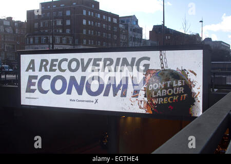 Londres, Royaume-Uni. 2 mars, 2015. Une carte électronique clignote une affiche de campagne par le parti conservateur au-dessus d'un passage souterrain en vue de la prochaine élection générale britannique. L'affiche indique 'relance de l'économie du travail ne laissez pas épave Il' Credit : amer ghazzal/Alamy Live News Banque D'Images