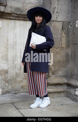 La femme pose pour les photographes avant de montrer Anteprima Milan Fashion Week Day 2, Automne/Hiver 2015-2016 street style ? Banque D'Images