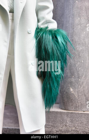 MILAN - 26 février : la femme pose pour les photographes avant de Max Mara show Milan Fashion Week Day 2, Automne/Hiver 2015-2016 street Banque D'Images