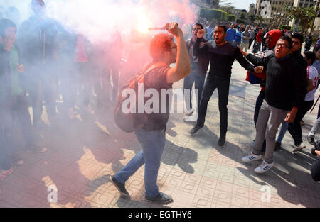 Le Caire, Égypte. 1er mars 2015. Club de soccer Al-Zamalek fans connu comme "Ultras White Knights'' les reflets et crier des slogans au cours d'une manifestation contre le ministère de l'intérieur après l'émeute qui a tué plus de 20 fans de foot le mois dernier, à l'Université du Caire le 2 mars, 2015 © Amr Sayed/APA/Images/fil ZUMA Alamy Live News Banque D'Images