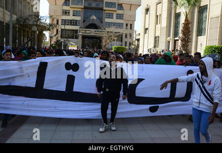 Le Caire, Égypte. 1er mars 2015. Club de soccer Al-Zamalek fans connu comme "Ultras White Knights'' crier des slogans au cours d'une manifestation contre le ministère de l'intérieur après l'émeute qui a tué plus de 20 fans de foot le mois dernier, à l'Université du Caire le 2 mars, 2015 © Amr Sayed/APA/Images/fil ZUMA Alamy Live News Banque D'Images