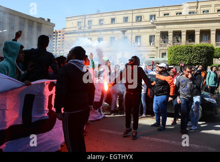 Le Caire, Égypte. 1er mars 2015. Club de soccer Al-Zamalek fans connu comme "Ultras White Knights'' les reflets et crier des slogans au cours d'une manifestation contre le ministère de l'intérieur après l'émeute qui a tué plus de 20 fans de foot le mois dernier, à l'Université du Caire le 2 mars, 2015 © Amr Sayed/APA/Images/fil ZUMA Alamy Live News Banque D'Images