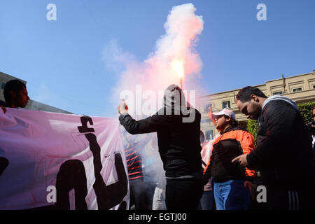 Le Caire, Égypte. 1er mars 2015. Club de soccer Al-Zamalek fans connu comme "Ultras White Knights'' les reflets et crier des slogans au cours d'une manifestation contre le ministère de l'intérieur après l'émeute qui a tué plus de 20 fans de foot le mois dernier, à l'Université du Caire le 2 mars, 2015 © Amr Sayed/APA/Images/fil ZUMA Alamy Live News Banque D'Images